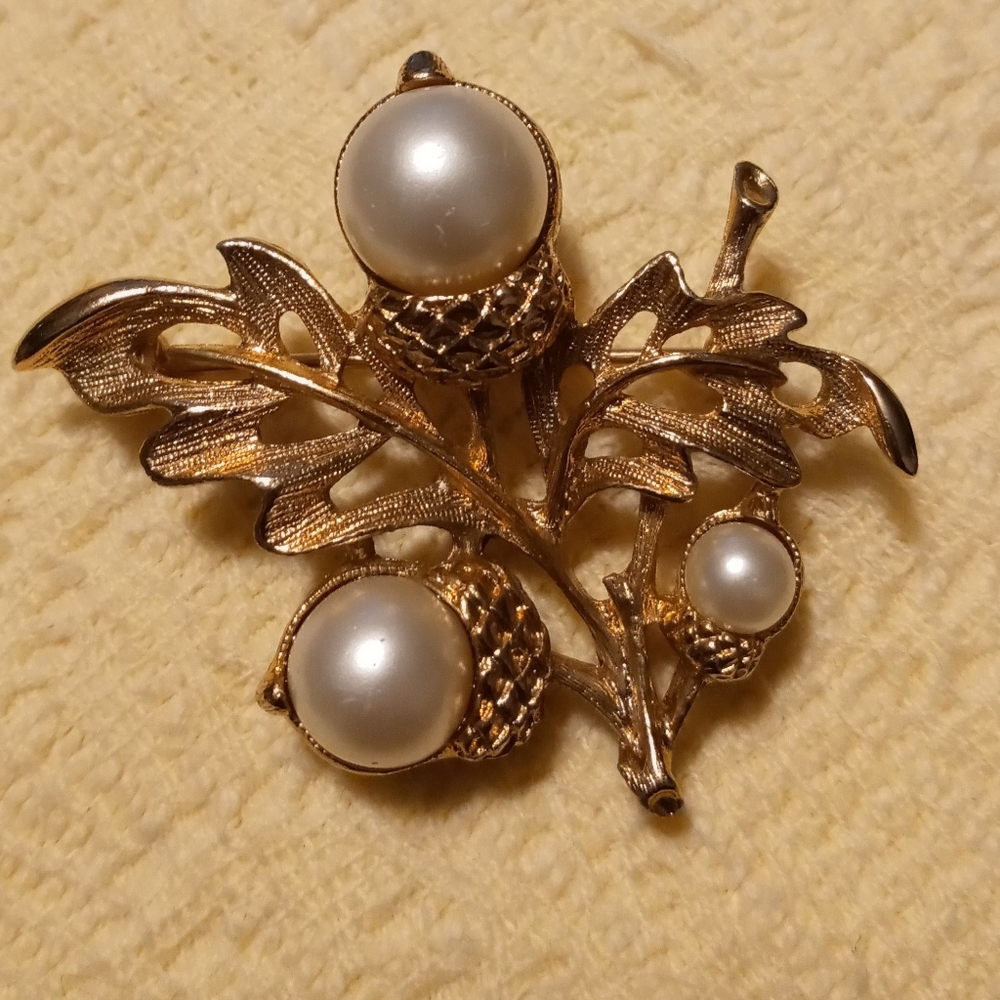 💙 Vintage Avon acorn brooch.
